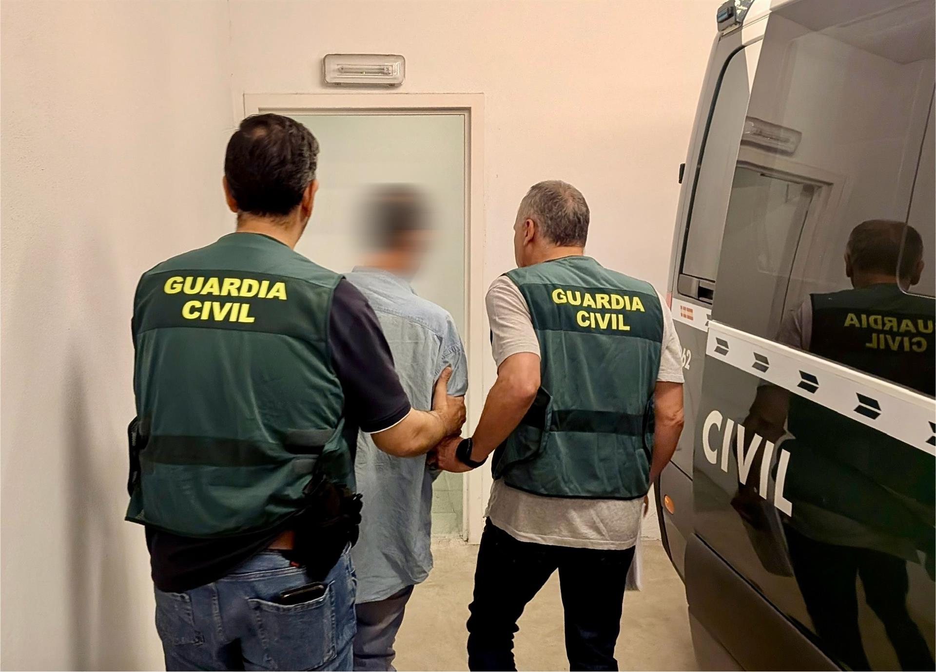 Detenido tras una peligrosa huída después de un accidente en el Valle del Jerte con hachís en su coche Detenido tras una peligrosa huída después de un accidente en el Valle del Jerte con hachís en su coche