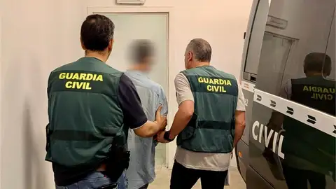 Detenido tras una peligrosa huída después de un accidente en el Valle del Jerte con hachís en su coche Detenido tras una peligrosa huída después de un accidente en el Valle del Jerte con hachís en su coche