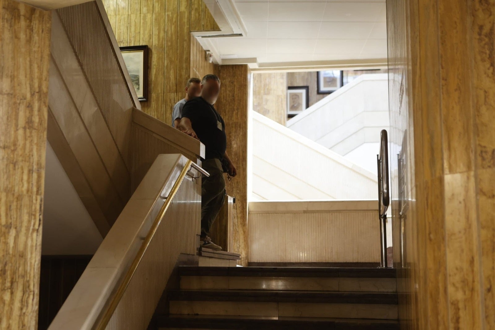 Agentes de la UCO en el interior del Ayuntamiento de Soria durante el registro. Agentes de la UCO en el interior del Ayuntamiento de Soria durante el registro.