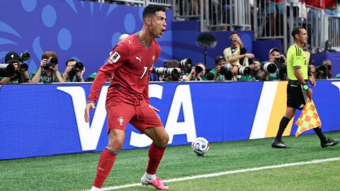 Cristiano Ronaldo celebra uno de sus goles ante Uzbekist&aacute;n