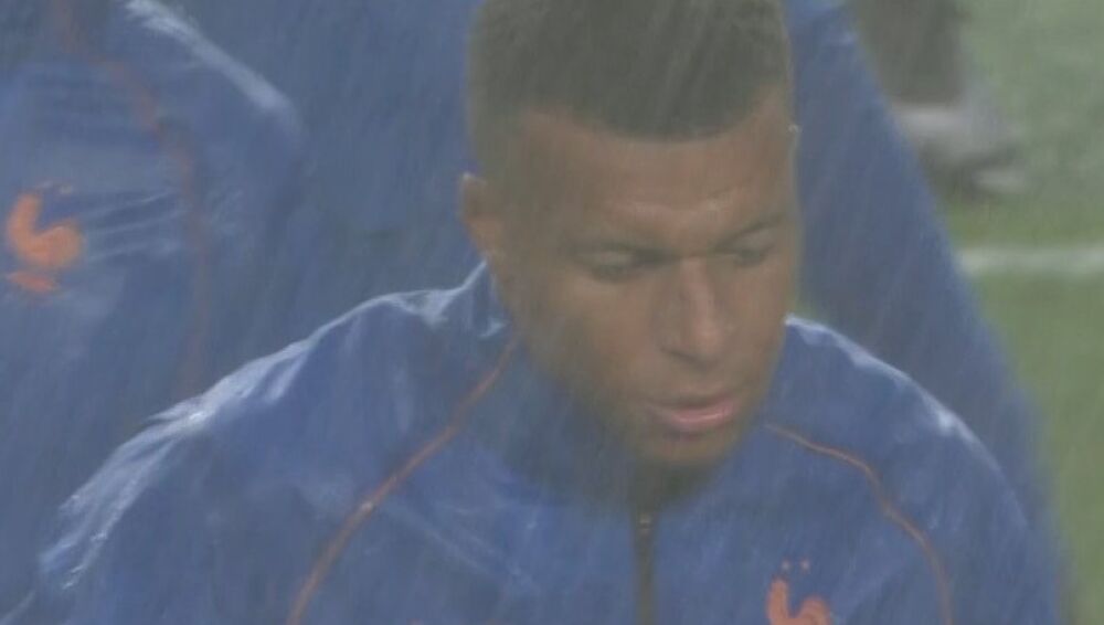 Mbappé, bajo la lluvia, en el Francia - Irak del Mundial 2026.