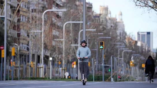 Imagen de archivo de un conductor de un patinete eléctrico. Imagen de archivo de un conductor de un patinete eléctrico. EFE/ Alejandro García