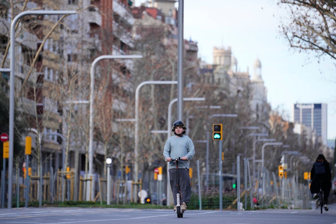 Imagen de archivo de un conductor de un patinete eléctrico. Imagen de archivo de un conductor de un patinete eléctrico.