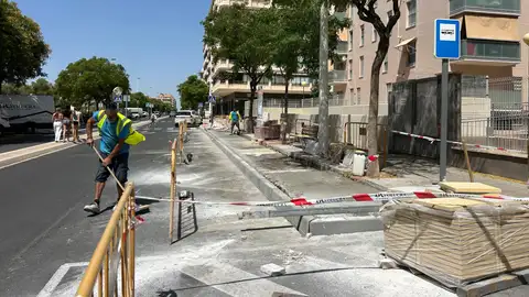 Obras de mejora de la accesibilidad en la parada de autbús urbano d ela calle Josefina Manresa de Elche. Obras de mejora de la accesibilidad en la parada de autbús urbano d ela calle Josefina Manresa de Elche.