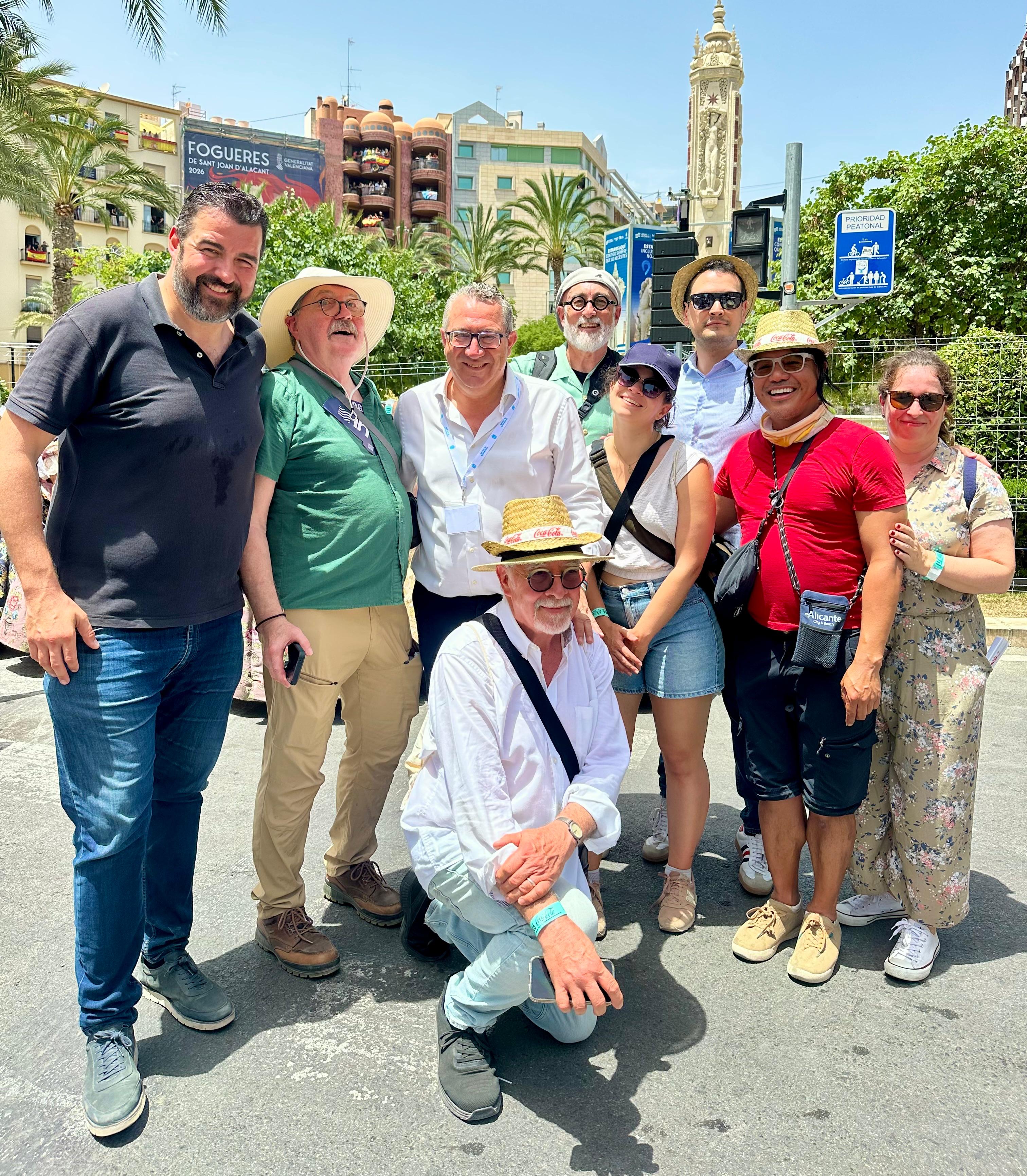 Periodistas norteamericanos descubren les Fogueres de la mano del Patronato de Turismo Costa Blanca Periodistas norteamericanos descubren les Fogueres de la mano del Patronato de Turismo Costa Blanca