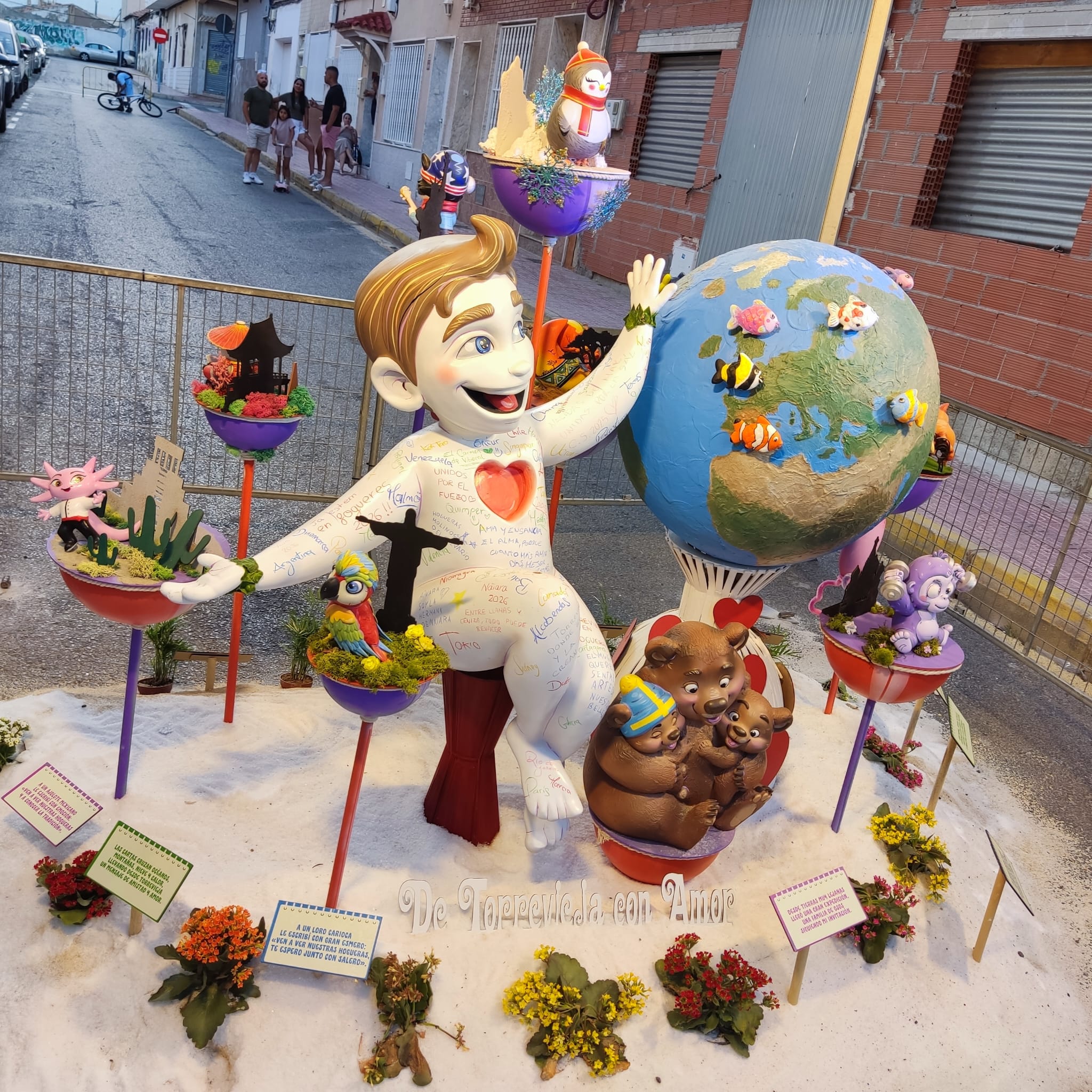 El barrio del Calvario conserva la tradición de celebrar las hogueras de San Juan en la ciudad de Torrevieja El barrio del Calvario conserva la tradición de celebrar las hogueras de San Juan en la ciudad de Torrevieja