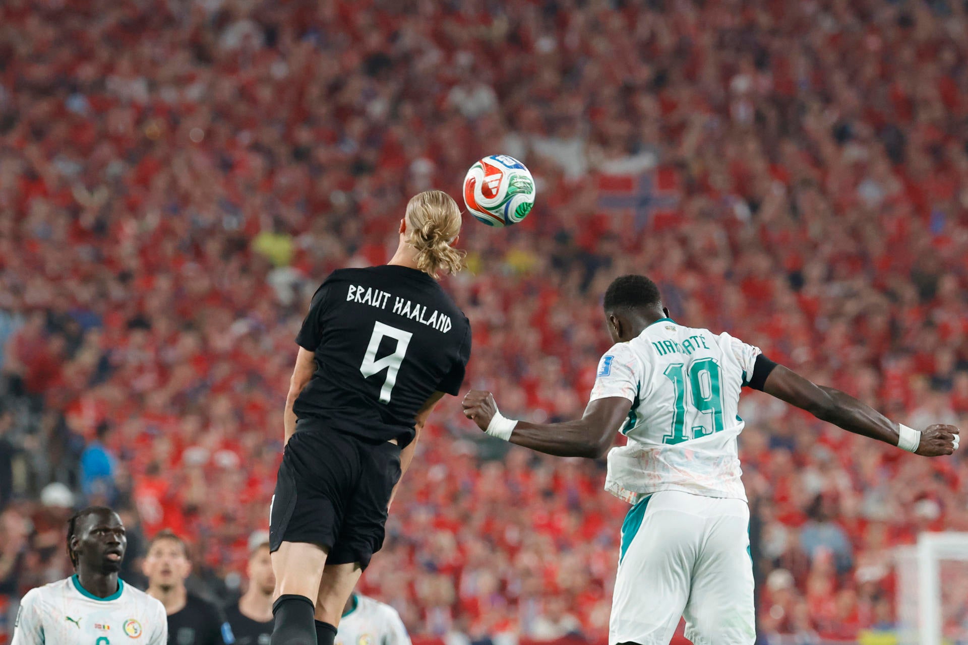 Erling Haaland (i) de Noruega disputa el balón con Moussa Niakhate de Senegal este lunes, en un partido del grupo I del Mundial de la FIFA Erling Haaland (i) de Noruega disputa el balón con Moussa Niakhate de Senegal este lunes, en un partido del grupo I del Mundial de la FIFA