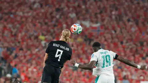 Erling Haaland (i) de Noruega disputa el balón con Moussa Niakhate de Senegal este lunes, en un partido del grupo I del Mundial de la FIFA Erling Haaland (i) de Noruega disputa el balón con Moussa Niakhate de Senegal este lunes, en un partido del grupo I del Mundial de la FIFA