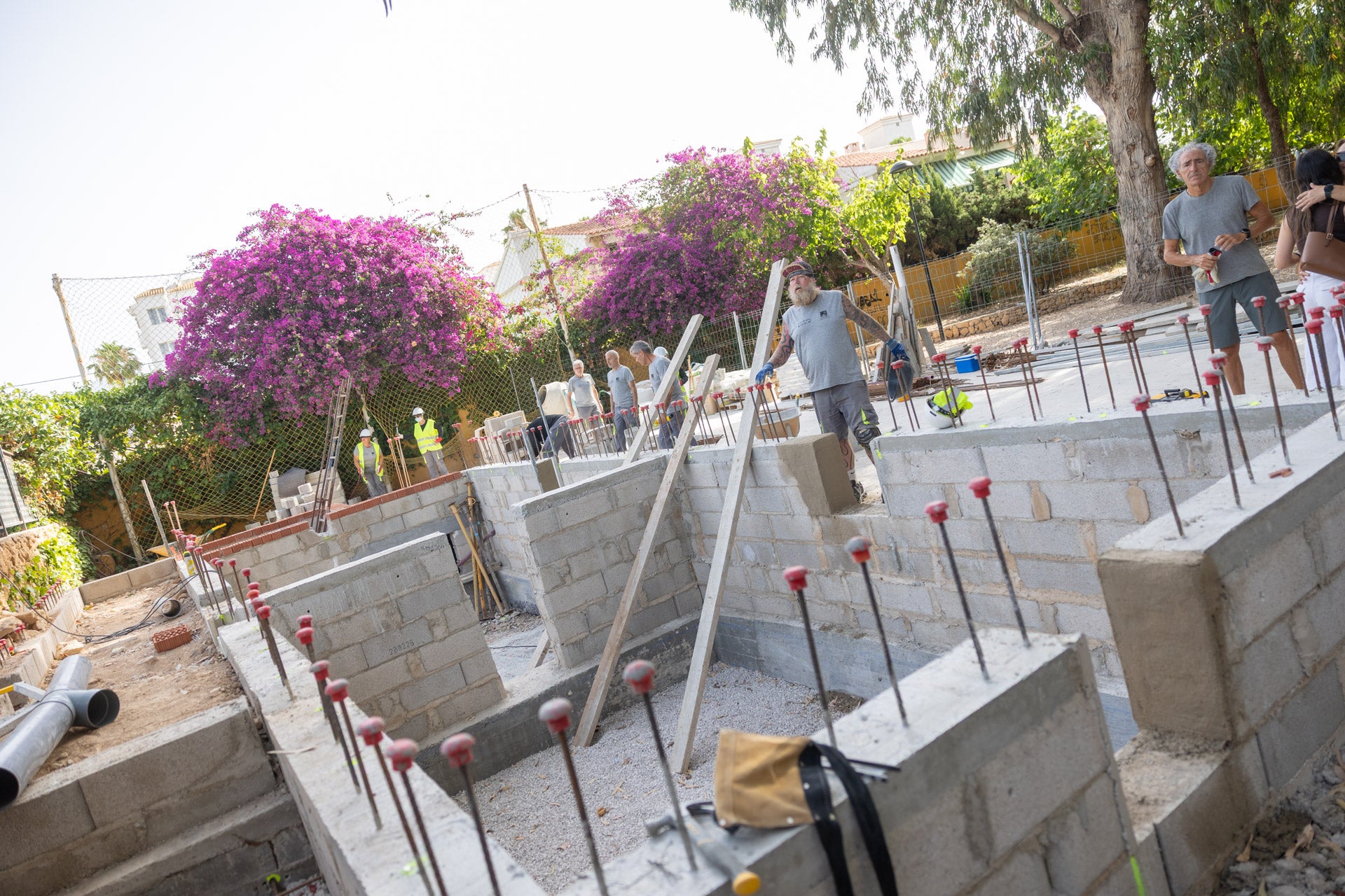 El alumnado del Taller de Empleo de l’Alfàs construye unos aseos públicos en el Parque de los Eucaliptos El alumnado del Taller de Empleo de l’Alfàs construye unos aseos públicos en el Parque de los Eucaliptos