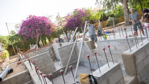 El alumnado del Taller de Empleo de l’Alfàs construye unos aseos públicos en el Parque de los Eucaliptos El alumnado del Taller de Empleo de l’Alfàs construye unos aseos públicos en el Parque de los Eucaliptos