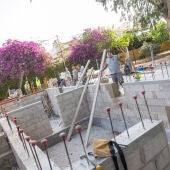 El alumnado del Taller de Empleo de l’Alfàs construye unos aseos públicos en el Parque de los Eucaliptos