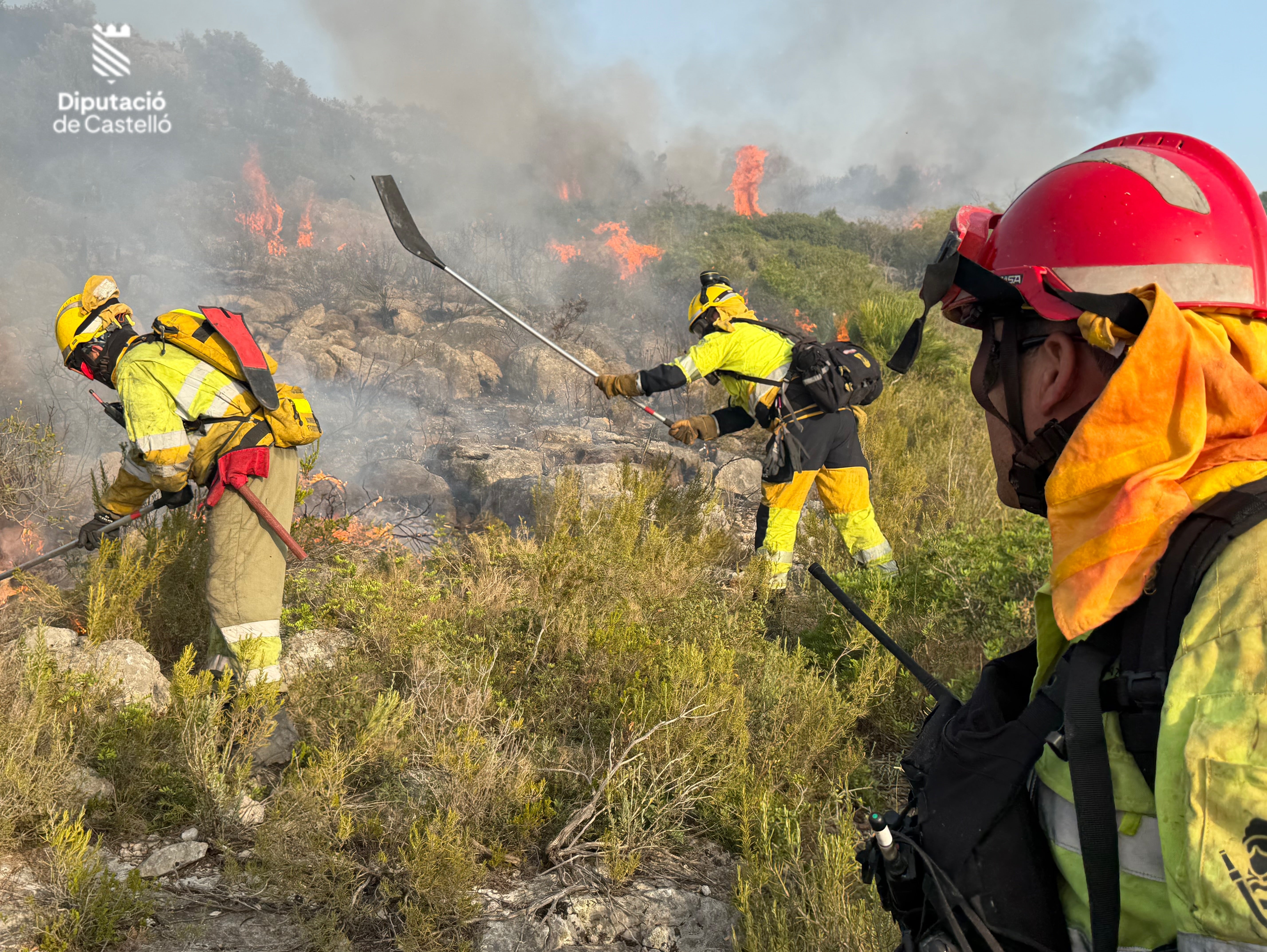 Las altas temperaturas disparan el riesgo de incendios: seis conatos en una tarde y un fuego aún activo en Benicarló Las altas temperaturas disparan el riesgo de incendios: seis conatos en una tarde y un fuego aún activo en Benicarló