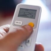 Una persona enciende un aire acondicionado, a 4 de agosto de 2025
