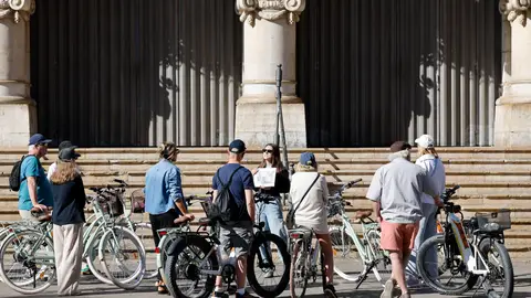 Numerosos turistas en el centro de València durante ese lunes que se presenta con tiempo estable y altas temperaturas en la mayor parte de España. Numerosos turistas en el centro de València durante ese lunes que se presenta con tiempo estable y altas temperaturas en la mayor parte de España.