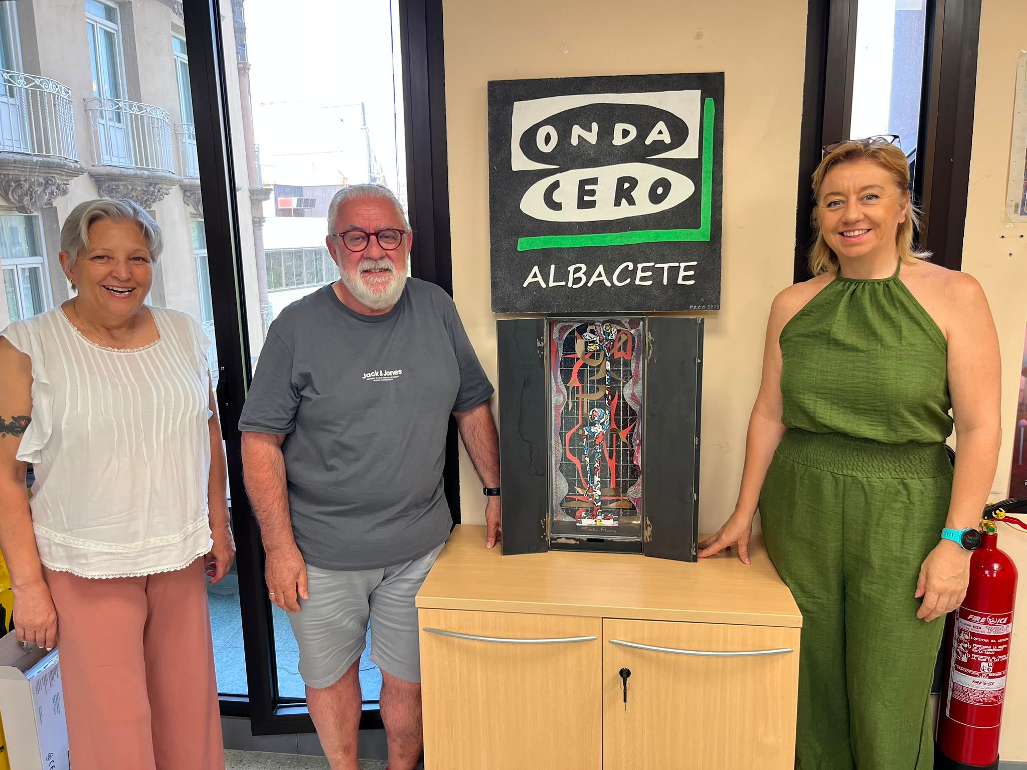 Onda Cero Albacete recibe "las manos" de Santi Flores Onda Cero Albacete recibe "las manos" de Santi Flores