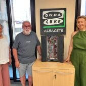 Onda Cero Albacete recibe "las manos de Santi Flores"