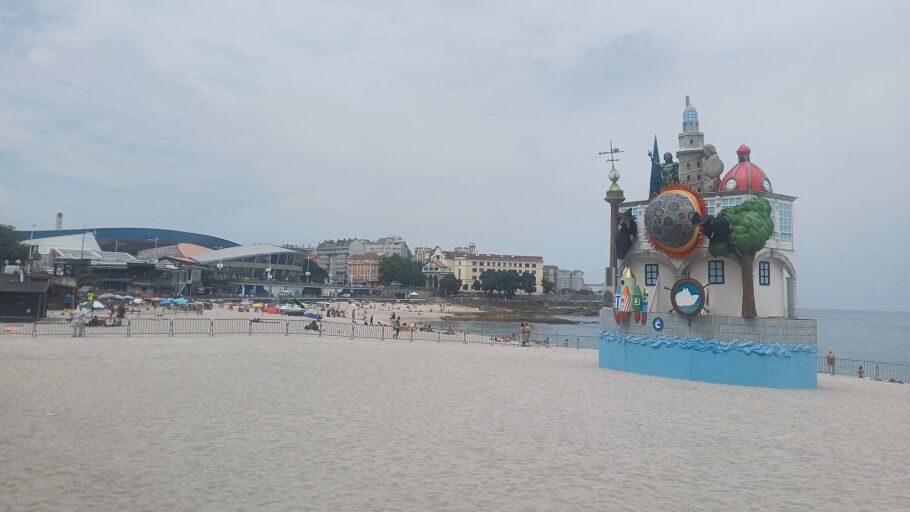 Falla de San Juan 2026 na praia de Riazor, con referencias os éxitos deportivos coruñeses