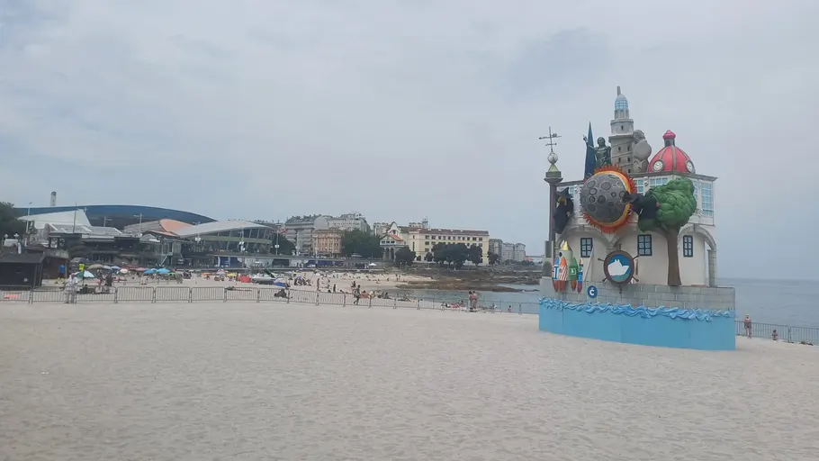 Falla de San Juan 2026 na praia de Riazor, con referencias os éxitos deportivos coruñeses