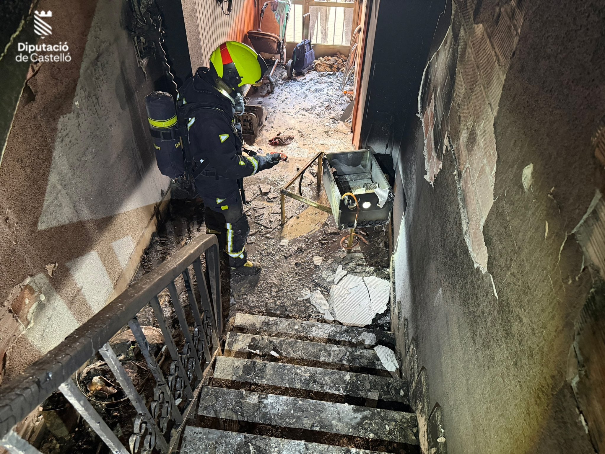 Rescatan a dos menores tras declararse un incendio en una vivienda de Burriana Rescatan a dos menores tras declararse un incendio en una vivienda de Burriana