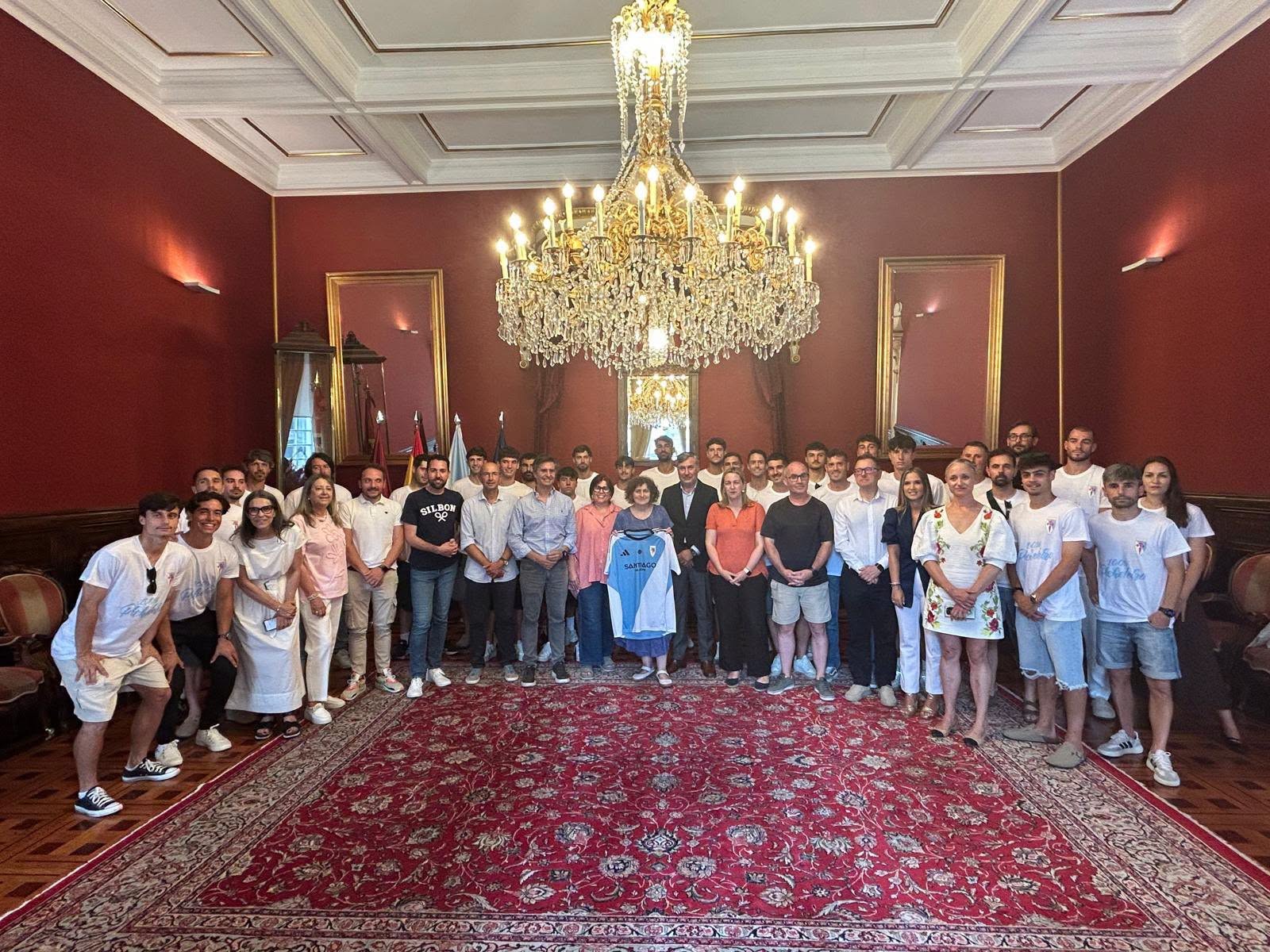 La Corporación Municipal de Santiago recibe SD Compostela tras su ascenso a la Segunda Federación La Corporación Municipal de Santiago recibe SD Compostela tras su ascenso a la Segunda Federación