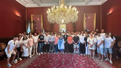 La Corporación Municipal de Santiago recibe SD Compostela tras su ascenso a la Segunda Federación La Corporación Municipal de Santiago recibe SD Compostela tras su ascenso a la Segunda Federación