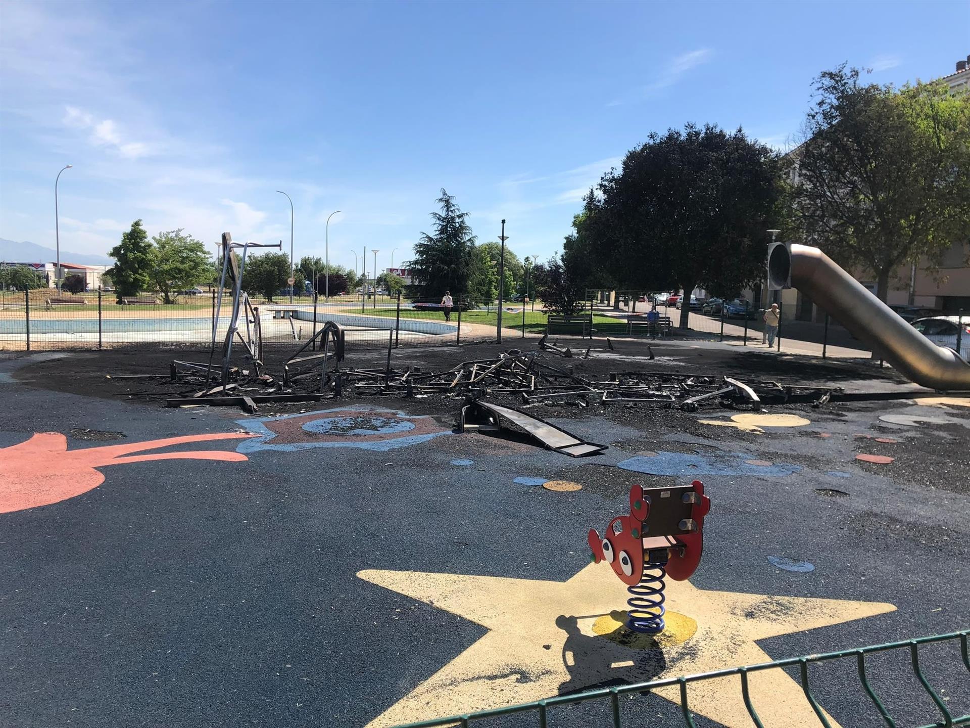Detenido el presunto autor del incendio que calcinó un parque infantil en Navalmoral de la Mata Detenido el presunto autor del incendio que calcinó un parque infantil en Navalmoral de la Mata