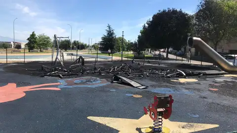 Detenido el presunto autor del incendio que calcinó un parque infantil en Navalmoral de la Mata Detenido el presunto autor del incendio que calcinó un parque infantil en Navalmoral de la Mata