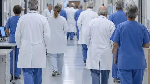 Imagen de médicos veteranos en su trabajo Imagen de médicos veteranos en su trabajo