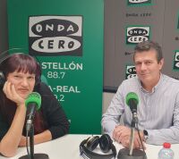 El CEO de Cartonajes La plana, Juan Ignacio Piquer con la periodista, Lorena Pardo. 