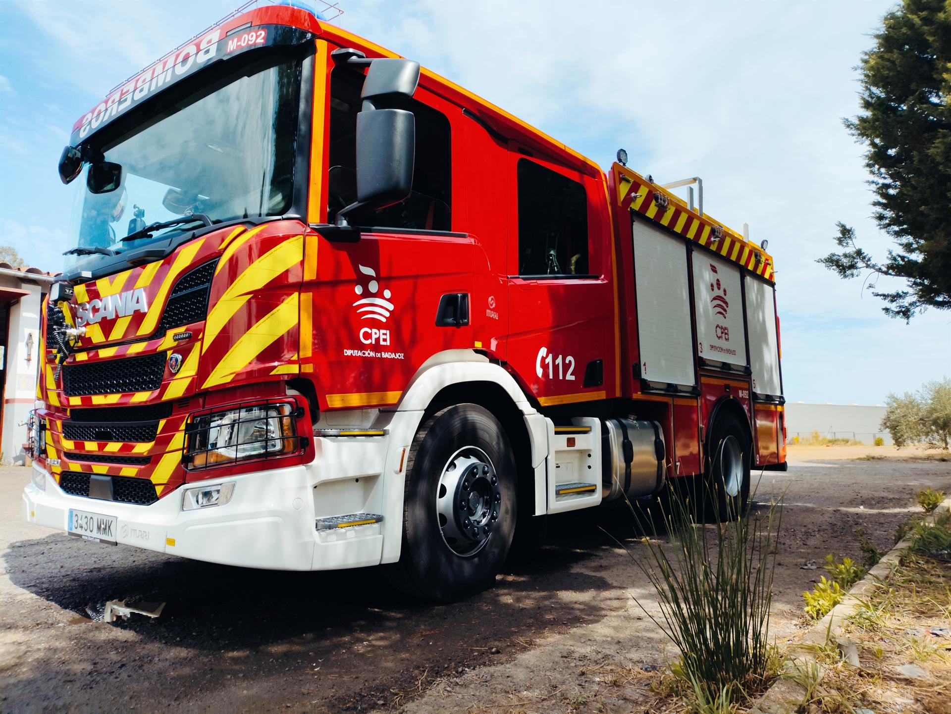 Dos intoxicados por humo en un incendio en unas naves en Solana de los Barros Dos intoxicados por humo en un incendio en unas naves en Solana de los Barros