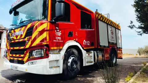 Dos intoxicados por humo en un incendio en unas naves en Solana de los Barros Dos intoxicados por humo en un incendio en unas naves en Solana de los Barros