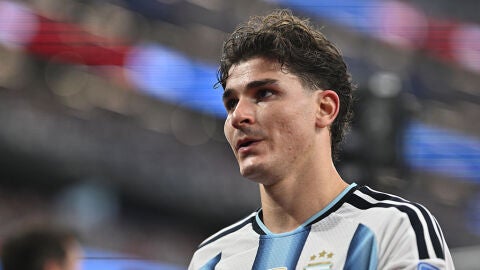 Juli&aacute;n Alvarez en un partido con Argentina