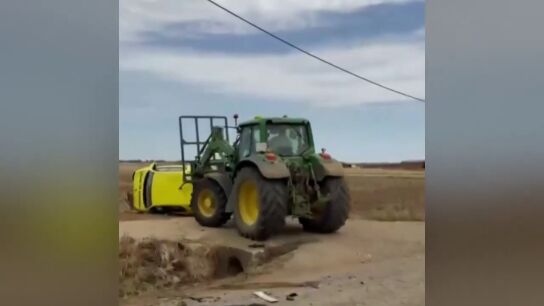 Detenido en Le&oacute;n por embestir a un veh&iacute;culo de una empresa de cobro de impagos con un tractor