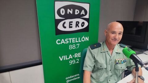 El comandante Ayuso, en el estudio de Onda Cero Vila-real. 