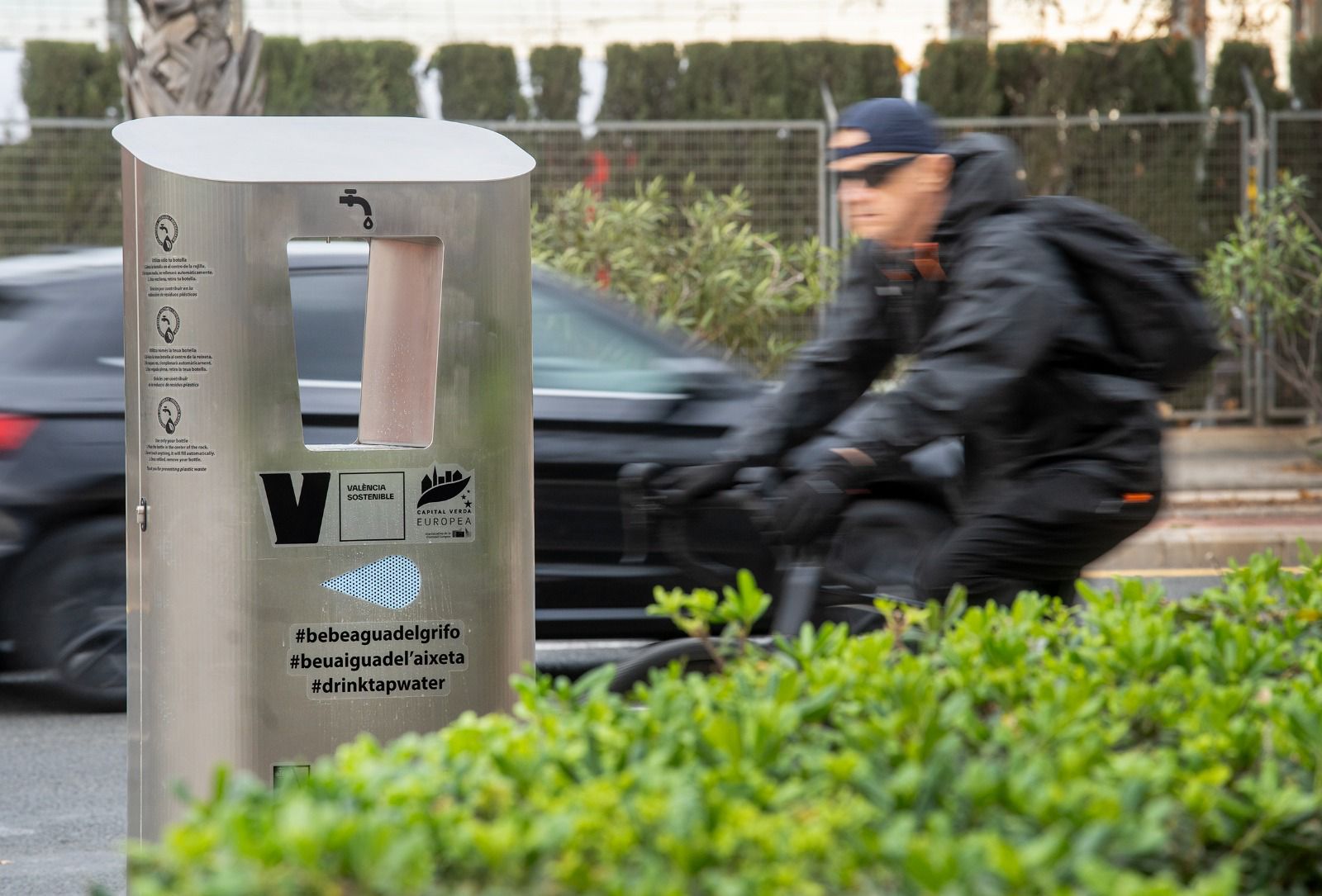 Las fuentes PUSDAR dispensarán más de 136.000 litros de agua fría durante el verano y evitarán cerca de 6.000 botellas de plástico de un solo uso Las fuentes PUSDAR dispensarán más de 136.000 litros de agua fría durante el verano y evitarán cerca de 6.000 botellas de plástico de un solo uso