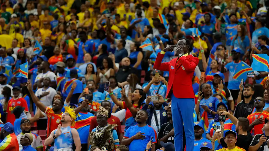 El aficionado de Congo Michel Kuka Mboladinga, conocido como Lumumba Vea, posa este martes, durante el partido del grupo K del Mundial de la FIFA 2026 entre Colombia y RD Congo, en el estadio Akron en Guadalajara (México). El aficionado de Congo Michel Kuka Mboladinga, conocido como Lumumba Vea, posa este martes, durante el partido del grupo K del Mundial de la FIFA 2026 entre Colombia y RD Congo, en el estadio Akron en Guadalajara (México).