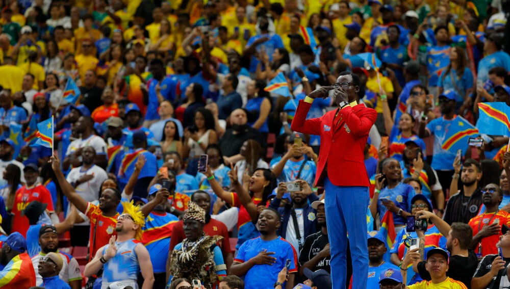  El aficionado de Congo Michel Kuka Mboladinga, conocido como Lumumba Vea, posa este martes, durante el partido del grupo K del Mundial de la FIFA 2026 entre Colombia y RD Congo, en el estadio Akron en Guadalajara (México). 