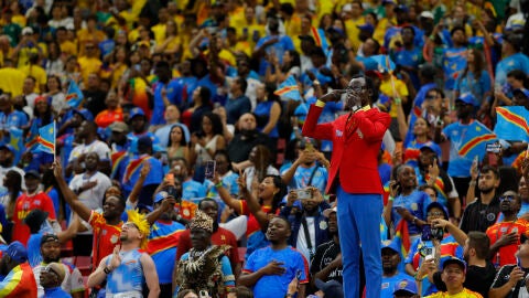  El aficionado de Congo Michel Kuka Mboladinga, conocido como Lumumba Vea, posa este martes, durante el partido del grupo K del Mundial de la FIFA 2026 entre Colombia y RD Congo, en el estadio Akron en Guadalajara (M&eacute;xico). 