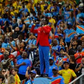  El aficionado de Congo Michel Kuka Mboladinga, conocido como Lumumba Vea, posa este martes, durante el partido del grupo K del Mundial de la FIFA 2026 entre Colombia y RD Congo, en el estadio Akron en Guadalajara (México). 