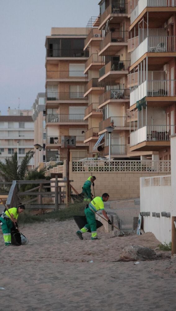 Trabajadores del servicio de limpieza de Elche en una playa.