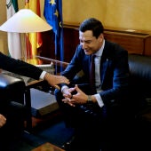 El presidente del Parlamento de Andalucía, Jesús Aguirre (i), durante la reunión mantenida con el líder del PP-A y presidente de la Junta, Juanma Moreno (d)/ EFE/José Manuel Vidal