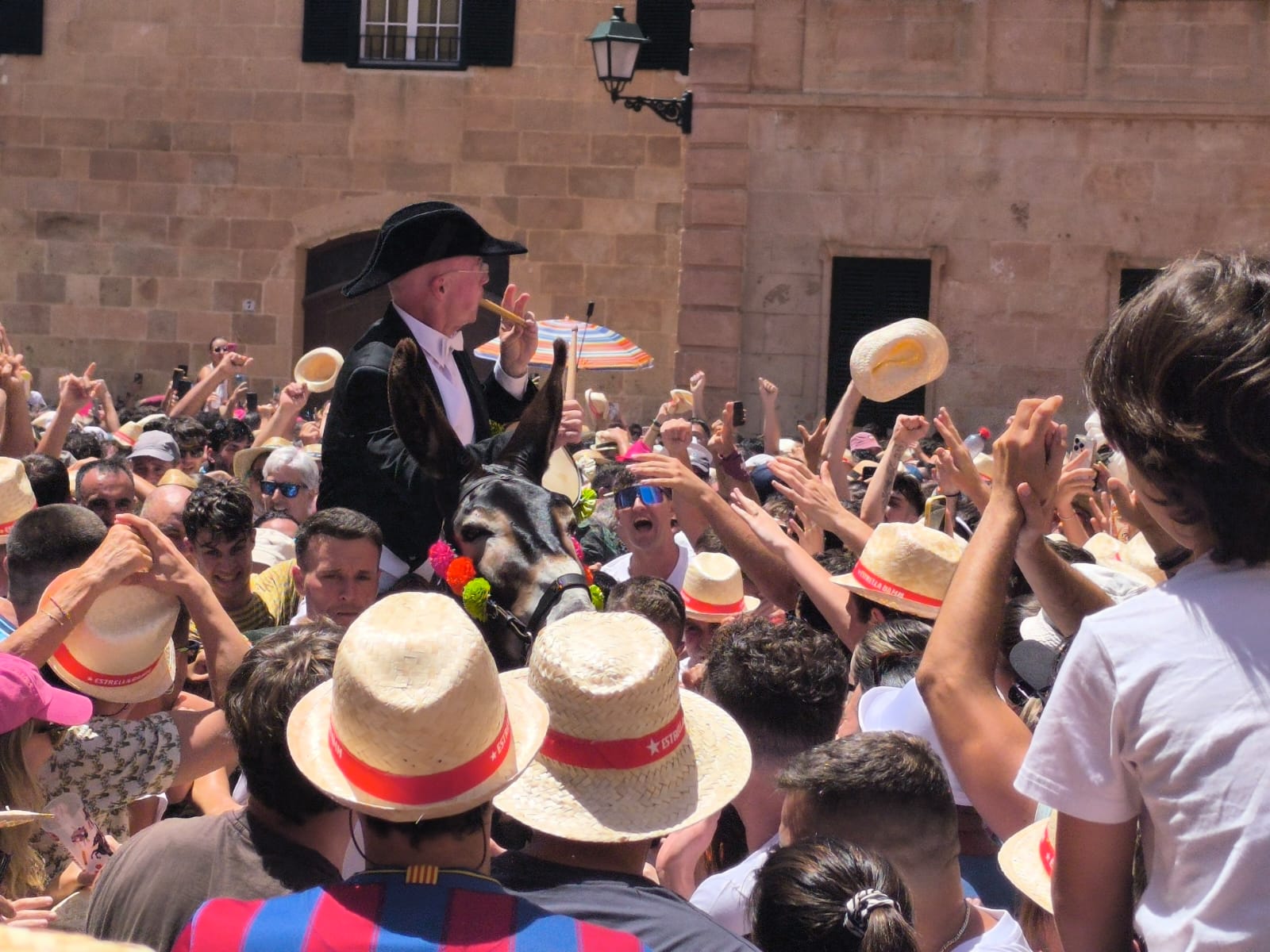 Sant Joan cierra su jornada más multitudinaria con dos heridos y un altercado leve Sant Joan cierra su jornada más multitudinaria con dos heridos y un altercado leve