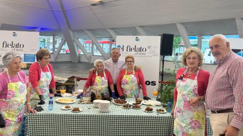 Las Mujeres de Torazu posaron con los miembros del C&iacute;rculo en la celebraci&oacute;n de EL FIELATO