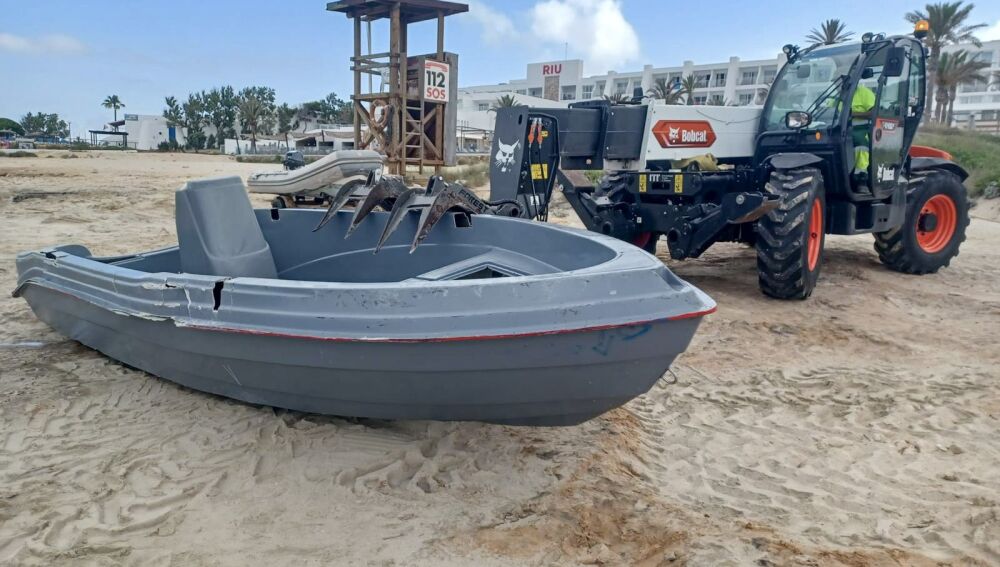 Imagen de uno de los trabajos de retirada de pateras en Formentera
