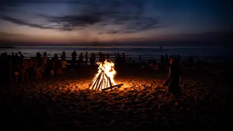 Un grupo de personas enciende una hoguera este martes en la playa de la Zurriola de San Sebastián Un grupo de personas enciende una hoguera este martes en la playa de la Zurriola de San Sebastián
