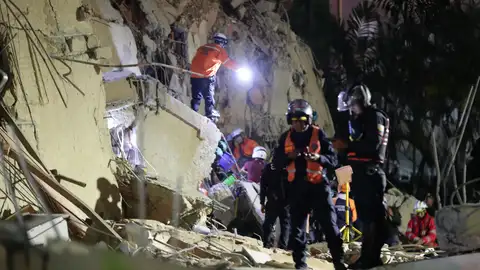 ntegrantes de cuerpos de emergencia buscan víctimas este miércoles, luego de dos fuertes terremotos sacudieron el Caribe venezolano en Caracas (Venezuela). ntegrantes de cuerpos de emergencia buscan víctimas este miércoles, luego de dos fuertes terremotos sacudieron el Caribe venezolano en Caracas (Venezuela).
