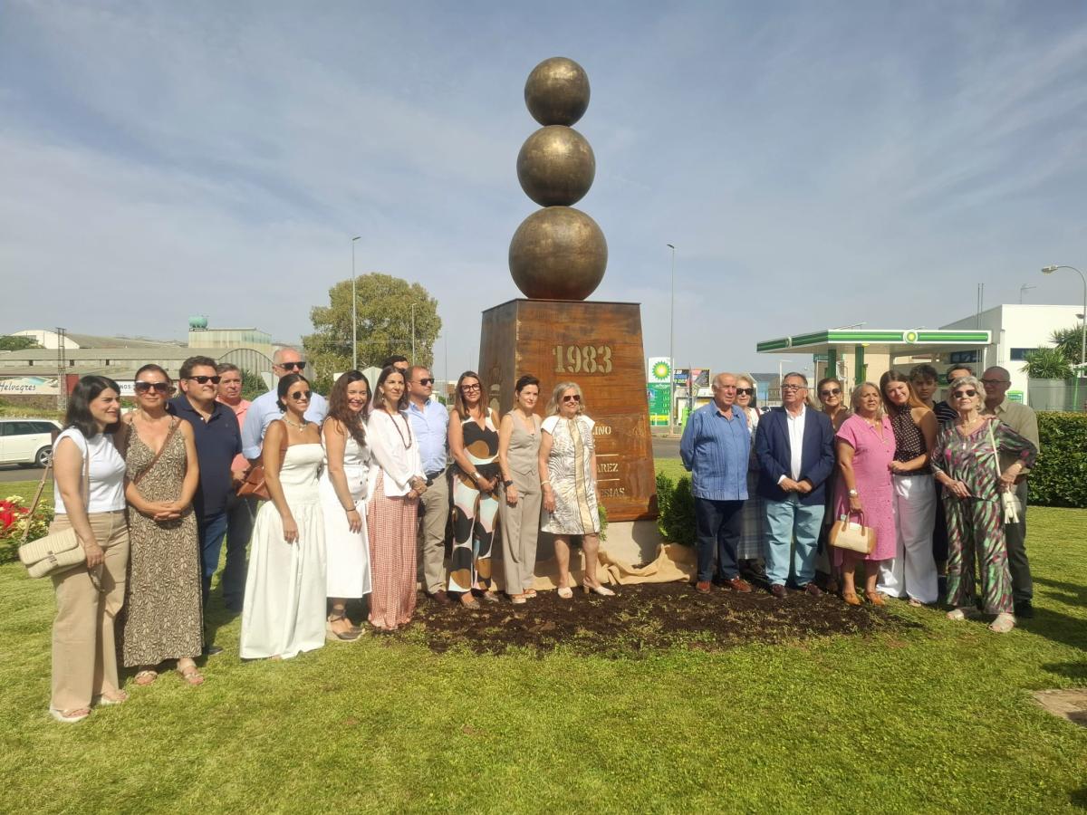 La escultura 'Las tres burbujas del origen’ en Almendralejo homenajea a los pioneros del cava extremeño La escultura 'Las tres burbujas del origen’ en Almendralejo homenajea a los pioneros del cava extremeño