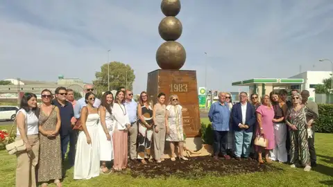 La escultura 'Las tres burbujas del origen’ en Almendralejo homenajea a los pioneros del cava extremeño La escultura 'Las tres burbujas del origen’ en Almendralejo homenajea a los pioneros del cava extremeño