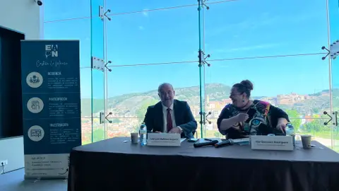 El vicepresidente primero del Gobierno de Castilla-La Mancha, José Luis Martínez Guijarro, junto a la presidenta de EAPN en la región, Mar González El vicepresidente primero del Gobierno de Castilla-La Mancha, José Luis Martínez Guijarro, junto a la presidenta de EAPN en la región, Mar González