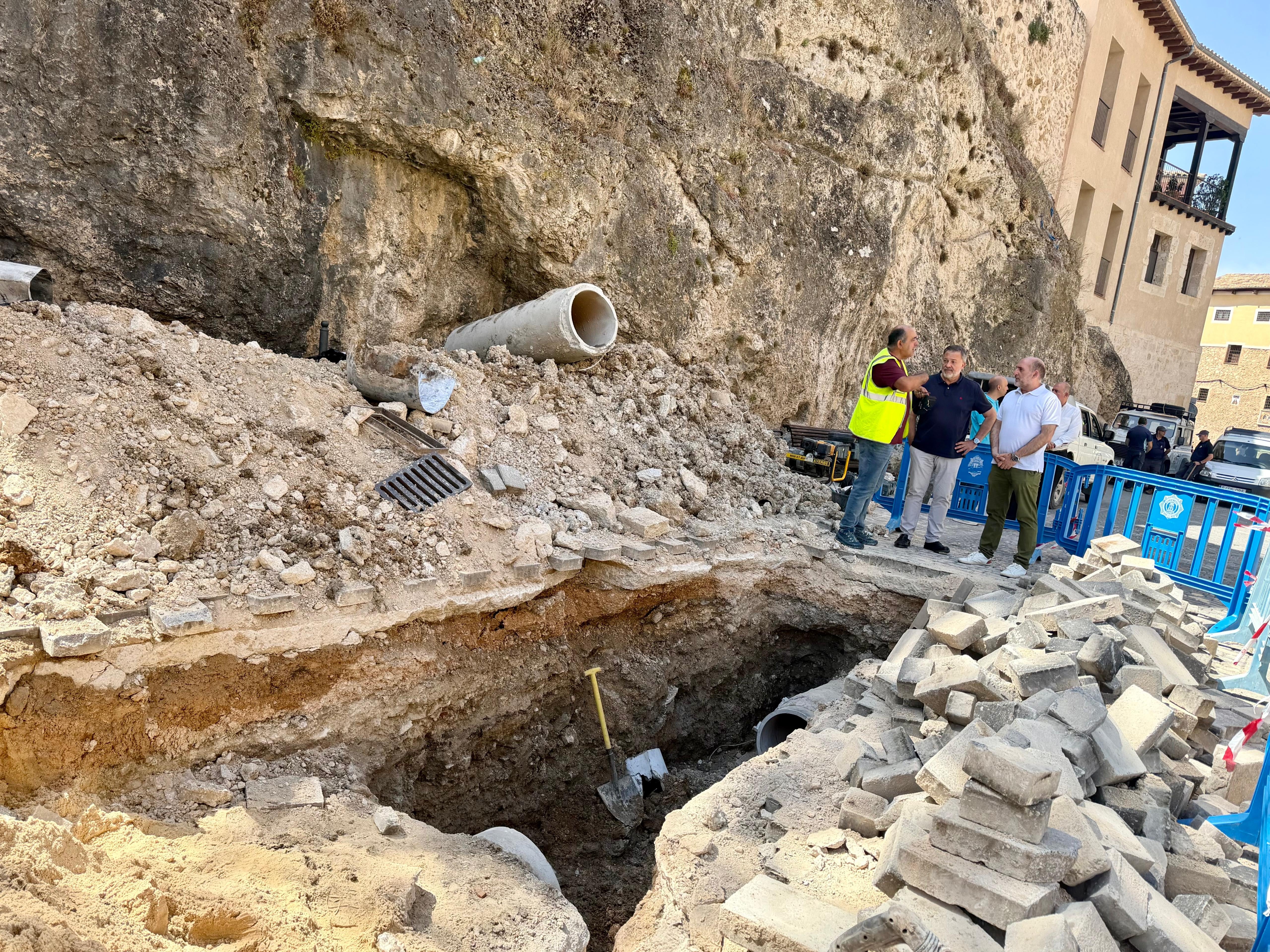 El Servicio Municipal de Aguas trabaja en la recuperación de agua en los depósitos de Villa Román mientras se arregla la avería que afecta a su abastecimiento El Servicio Municipal de Aguas trabaja en la recuperación de agua en los depósitos de Villa Román mientras se arregla la avería que afecta a su abastecimiento